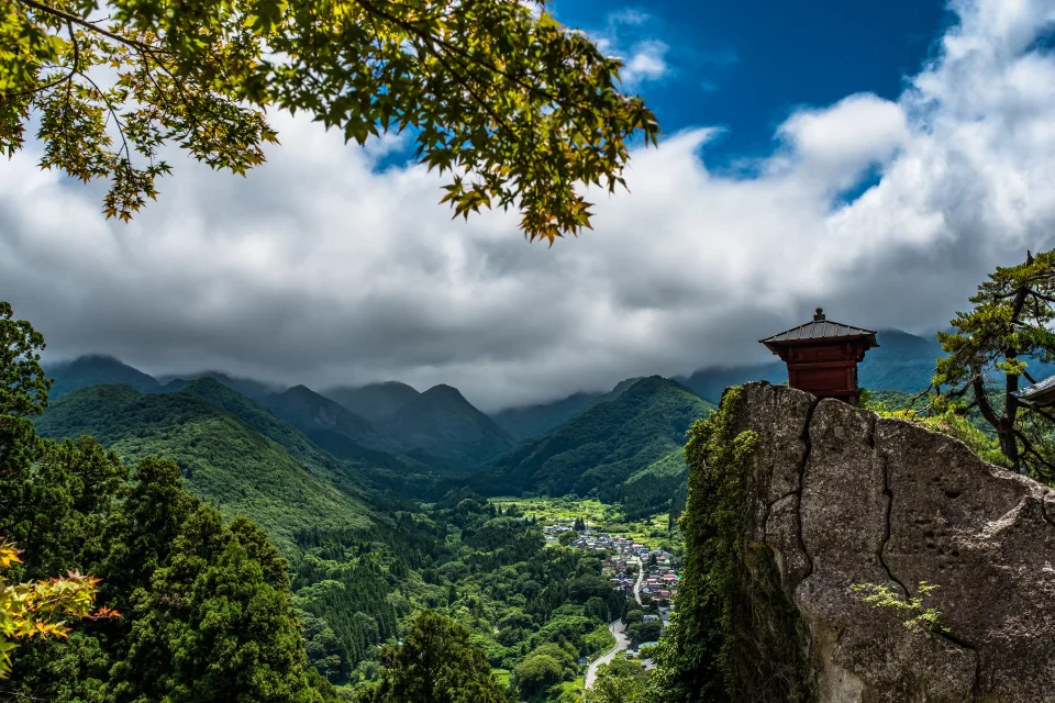 Schöner Blick auf bedeckte Grün Berg unter Wolken, Japan