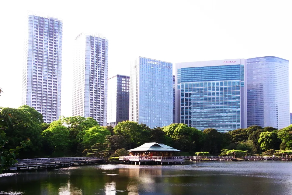 See vor dem Hintergrund Gebäude in Tokio