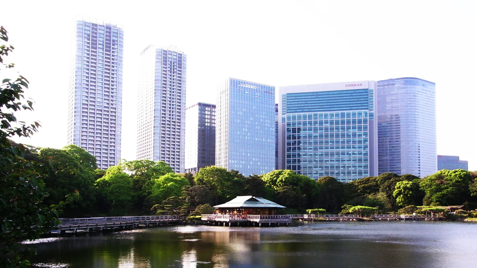 See vor dem Hintergrund Gebäude in Tokio