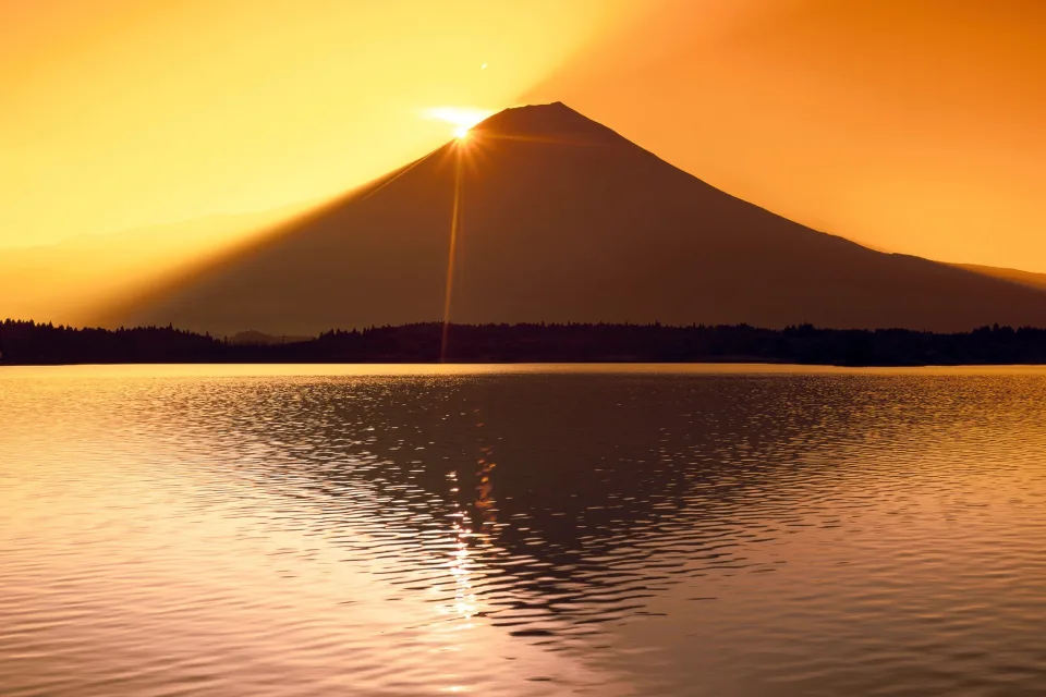 Sonne versteckt sich hinter Berg Fuji