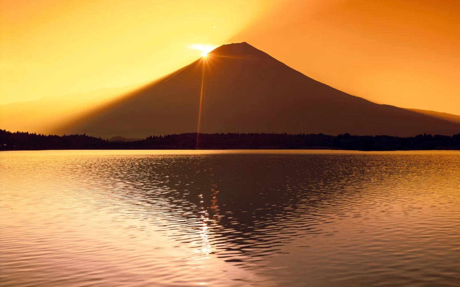 Sonne versteckt sich hinter Berg Fuji