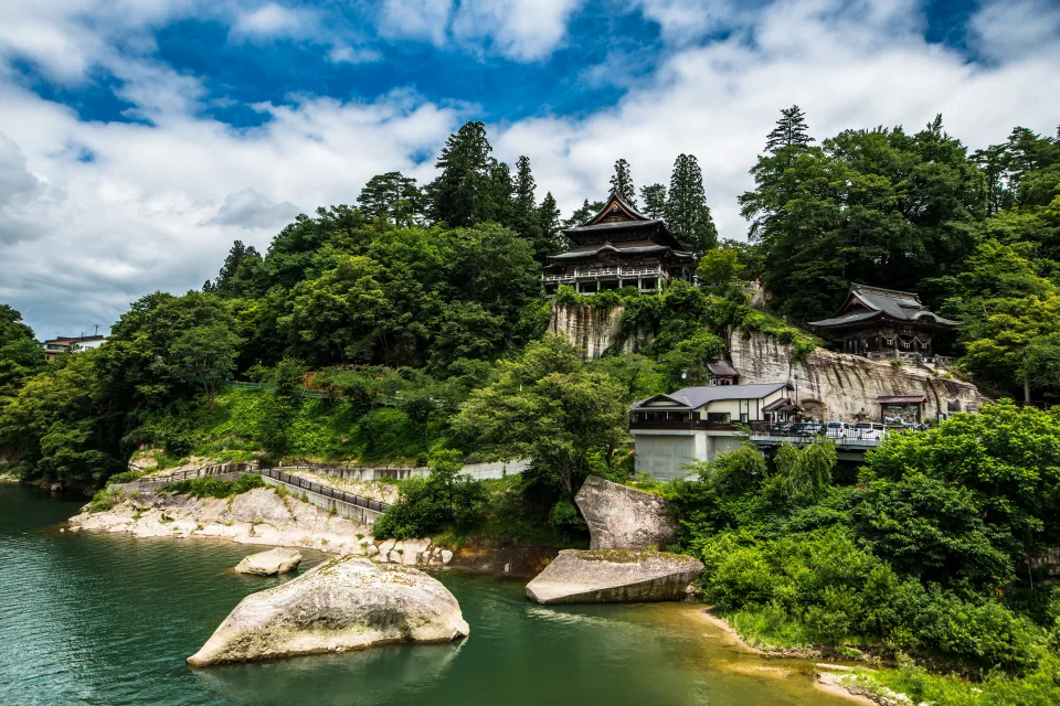 Tempel am Ufer Berge am Fluss, Japan