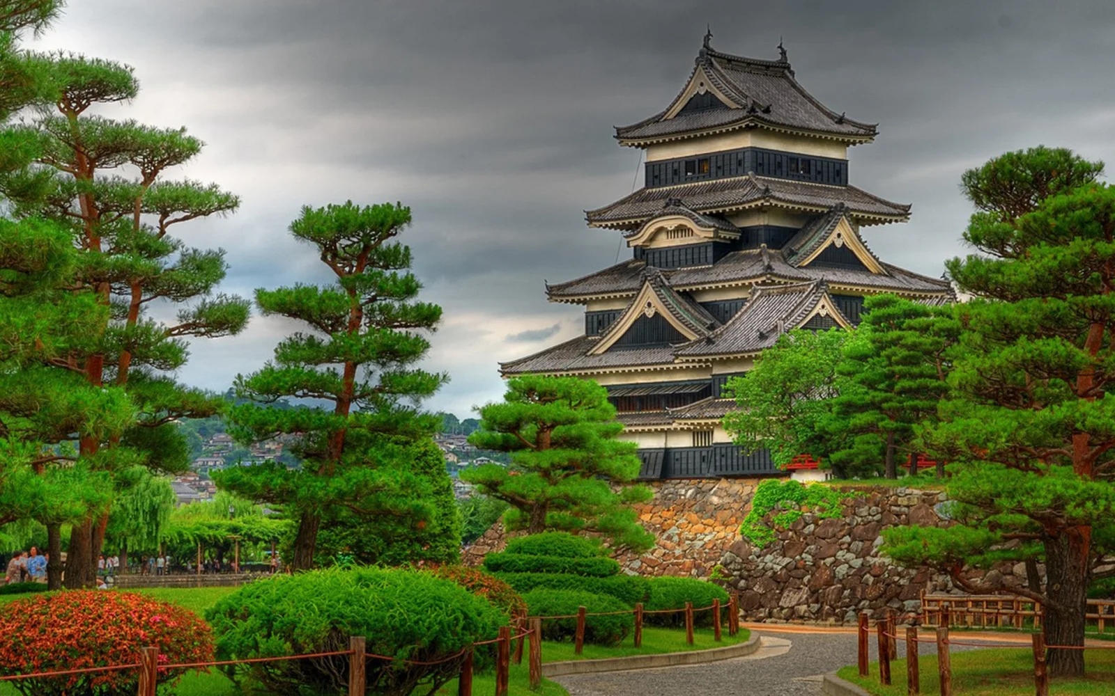 Turm in Garten, Japan