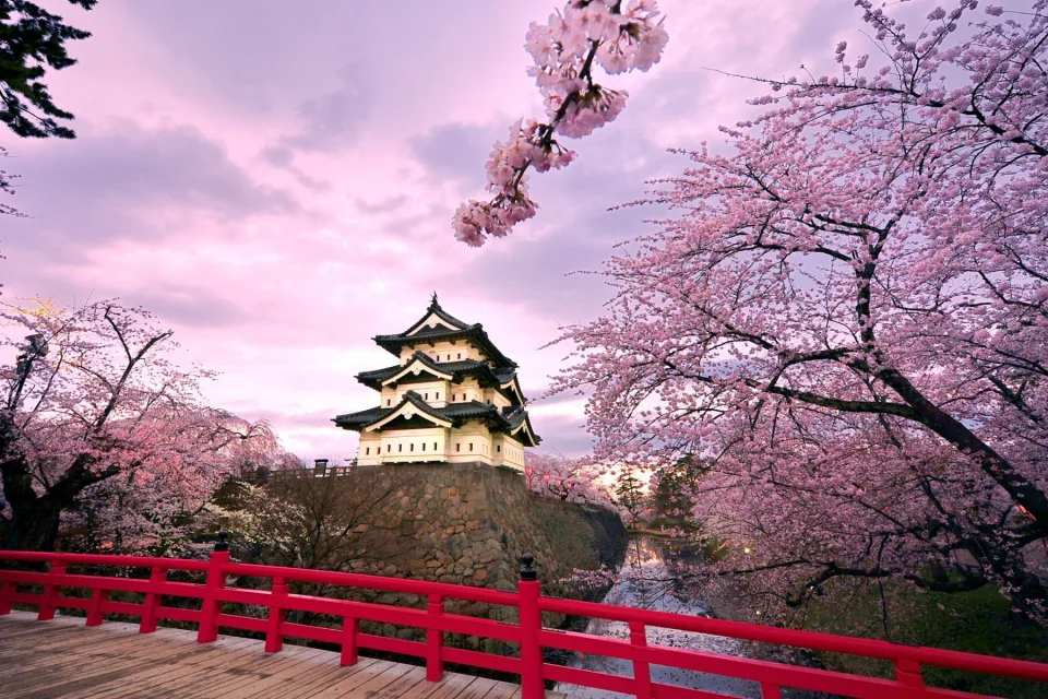 Turm über Fluss in Garten, Japan