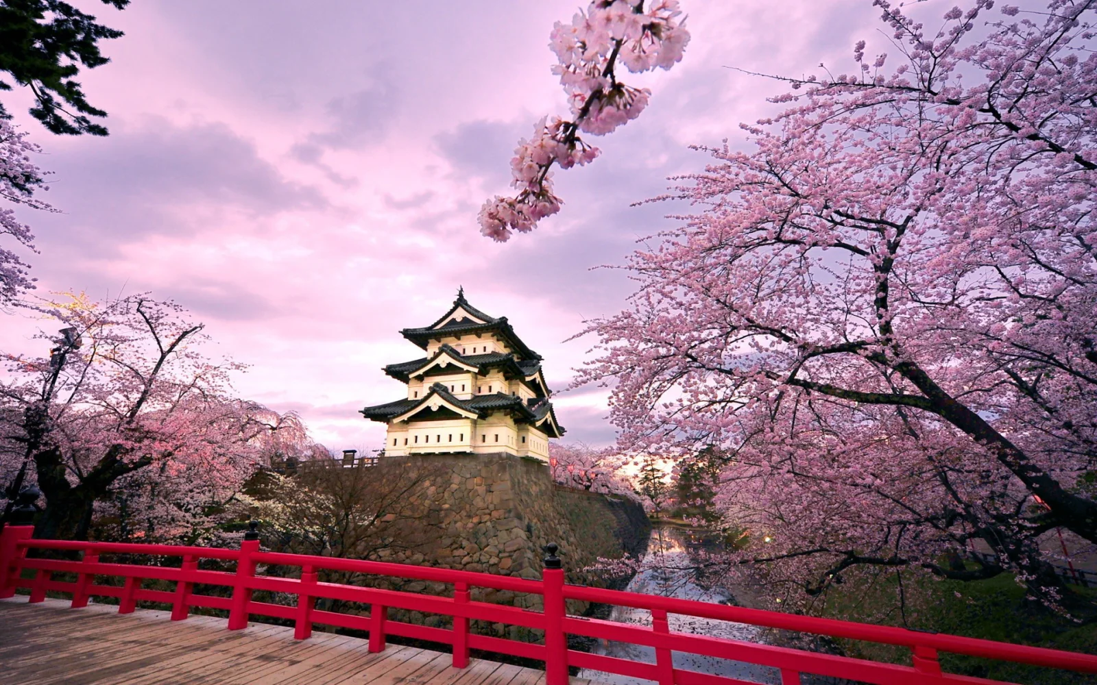 Turm über Fluss in Garten, Japan