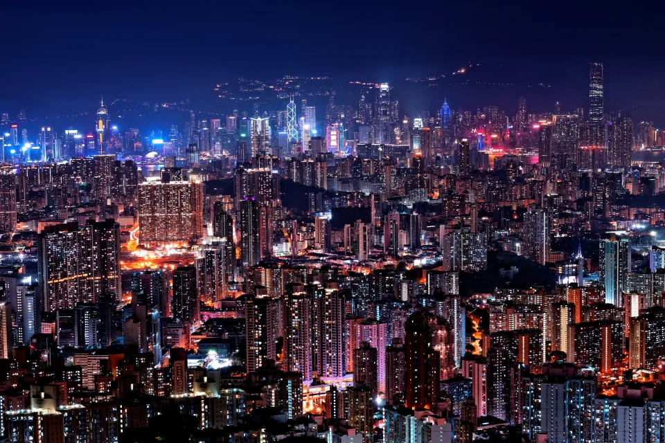Blick auf Nacht beleuchteter Hongkong, China