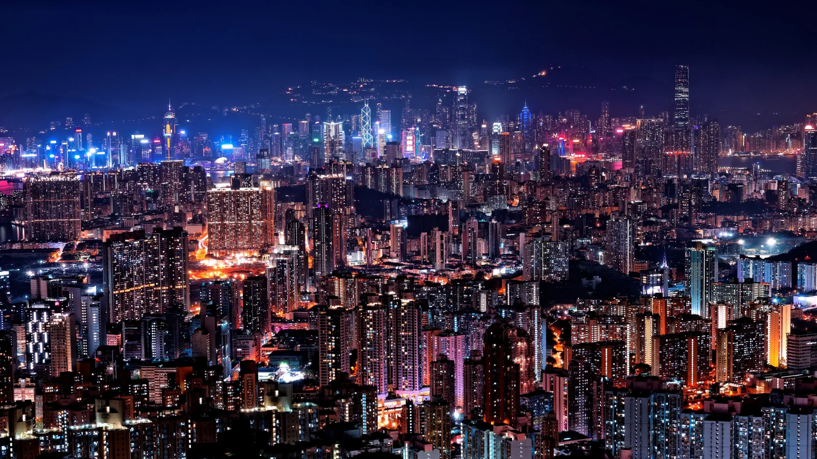 Blick auf Nacht beleuchteter Hongkong, China