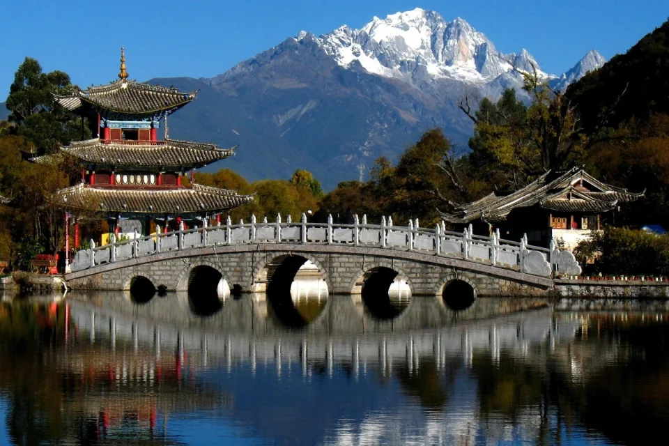 Brücke über Fluss in den Bergenn China