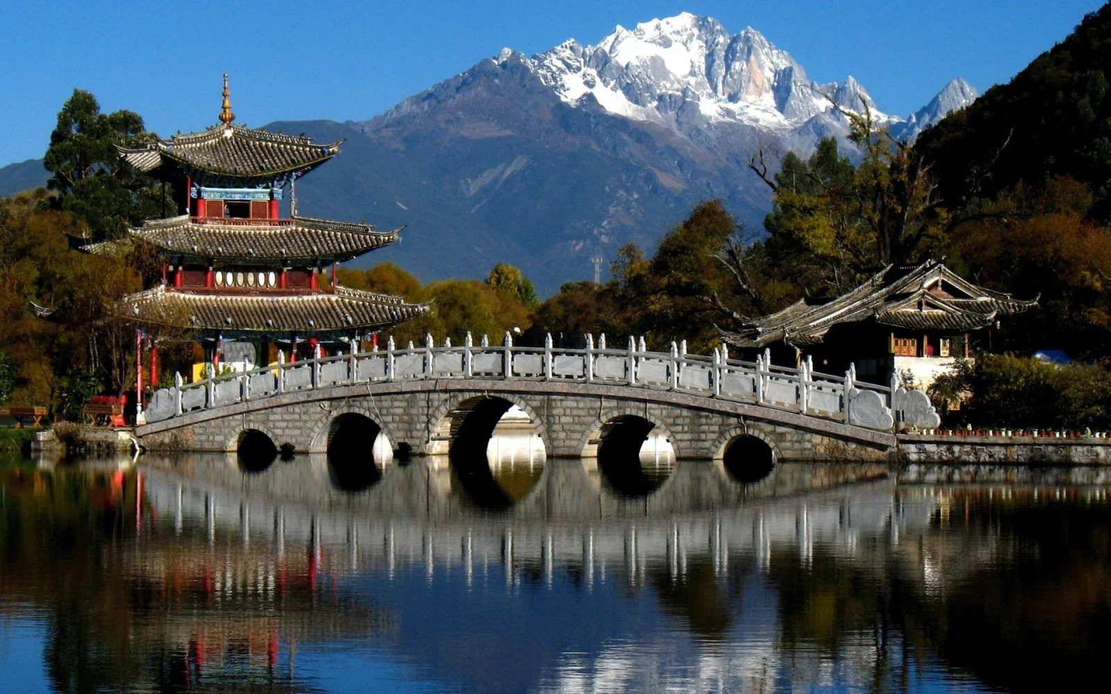 Brücke über Fluss in den Bergenn China