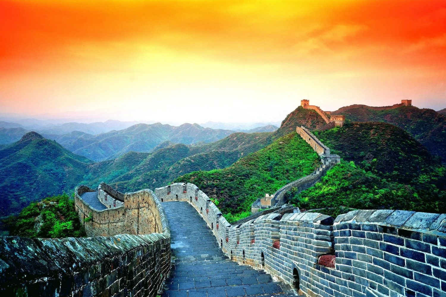Farbenfrohes Himmel über China Mauer