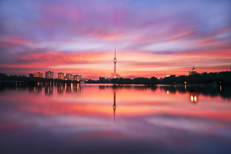 Fernsehturm spiegelt sich im Wasser in der Dämmerung