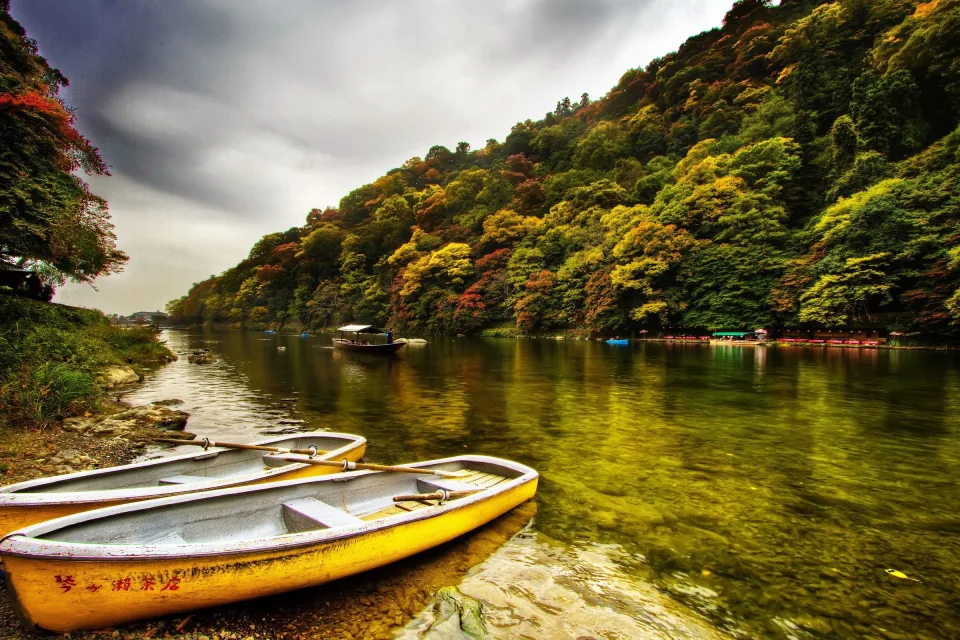 Gelbe Boote am Ufer Fluss in China