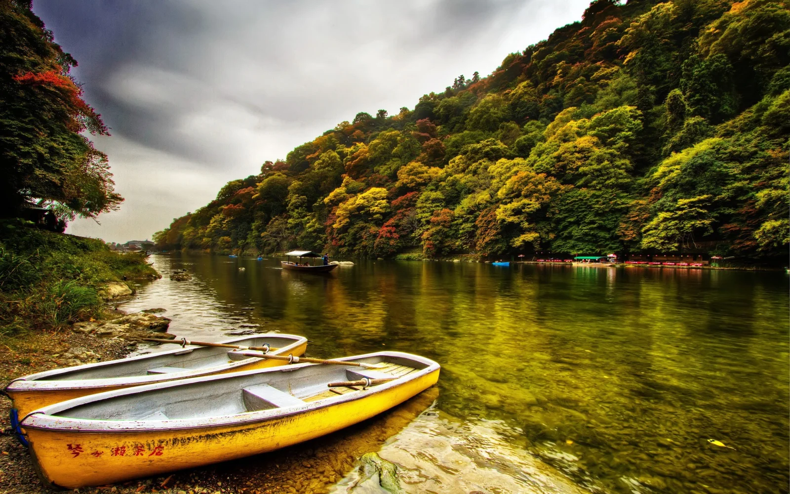 Gelbe Boote am Ufer Fluss in China