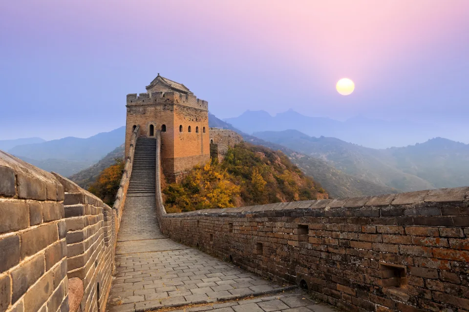 Große Chinesische Mauer bei Sonnenaufgang