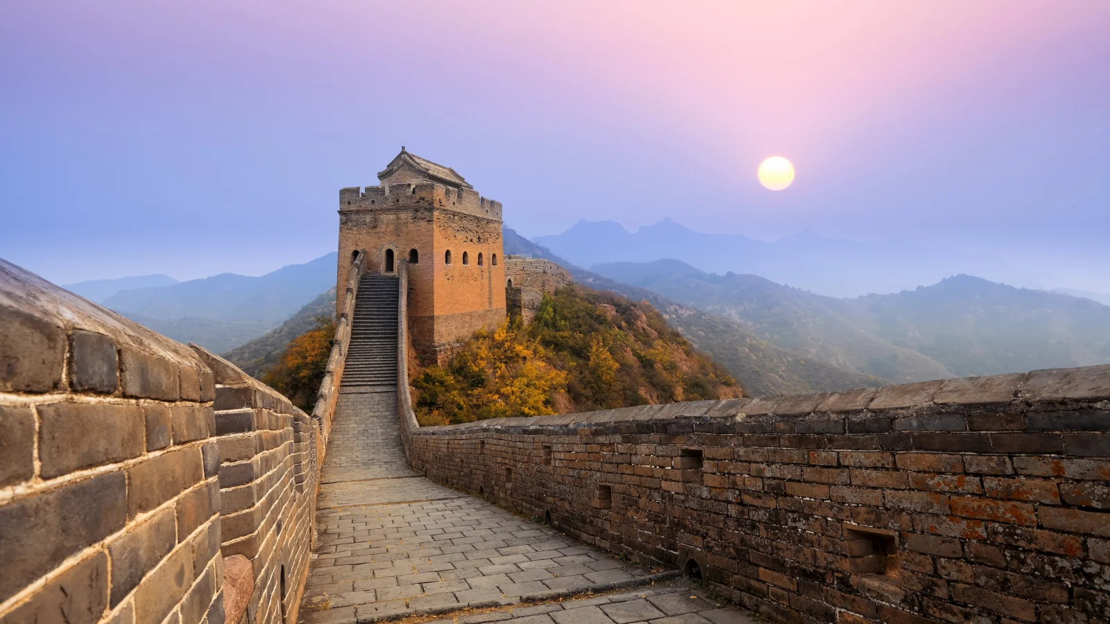 Große Chinesische Mauer bei Sonnenaufgang