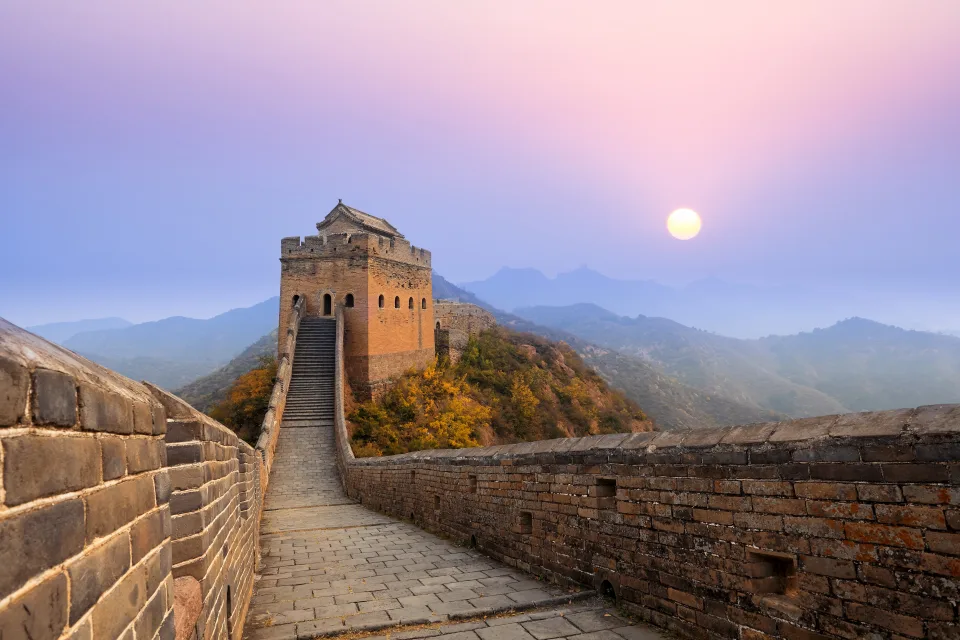 Große Chinesische Mauer vor dem Hintergrund Mond in Himmel