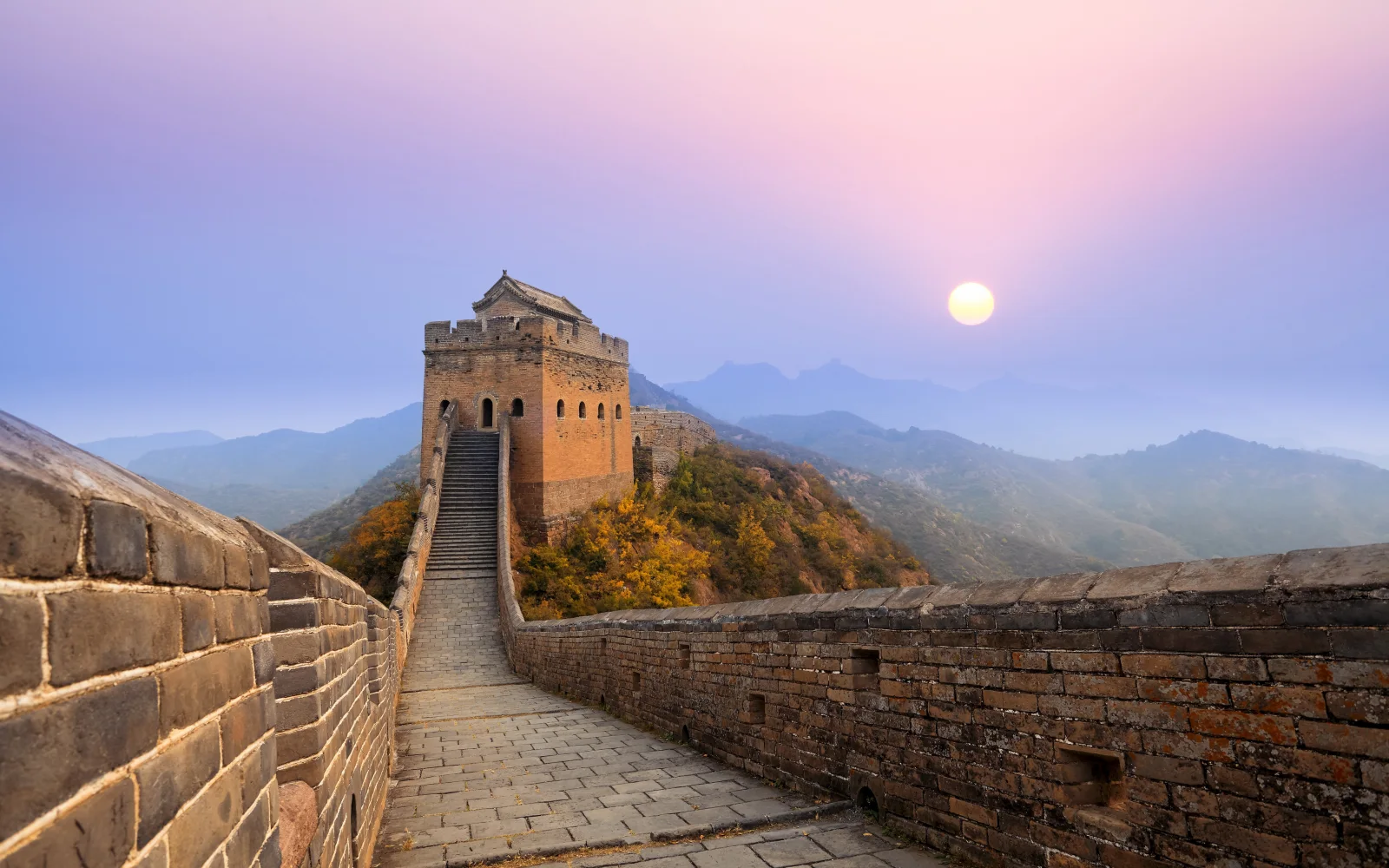 Große Chinesische Mauer vor dem Hintergrund Mond in Himmel