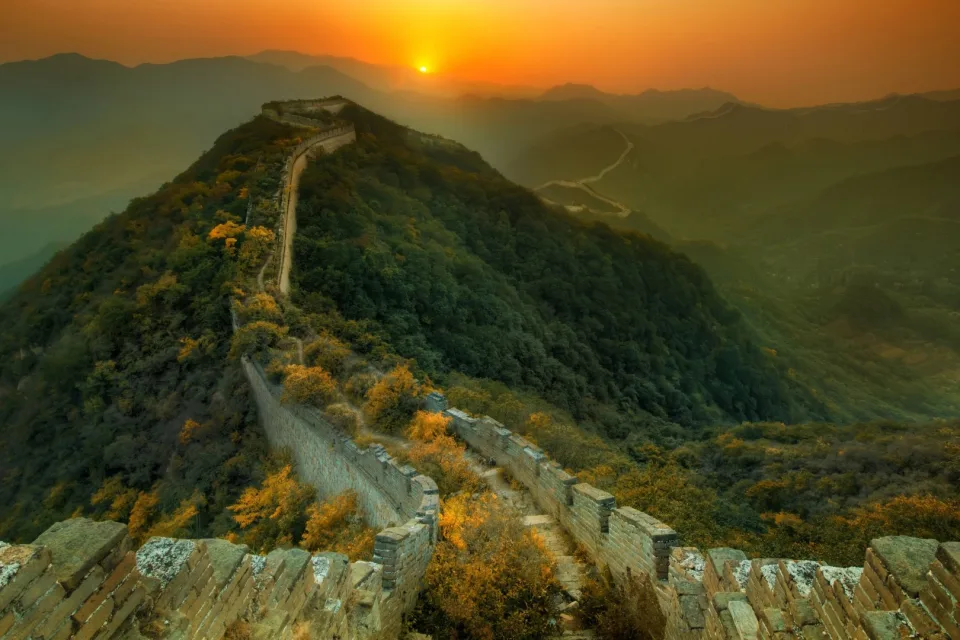 Große Chinesische Mauer vor dem Sonnenuntergang