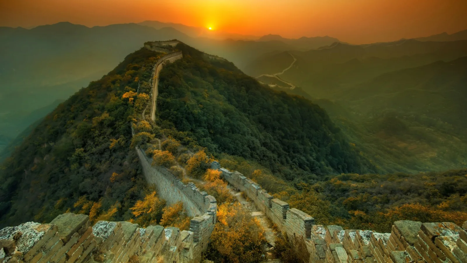 Große Chinesische Mauer vor dem Sonnenuntergang