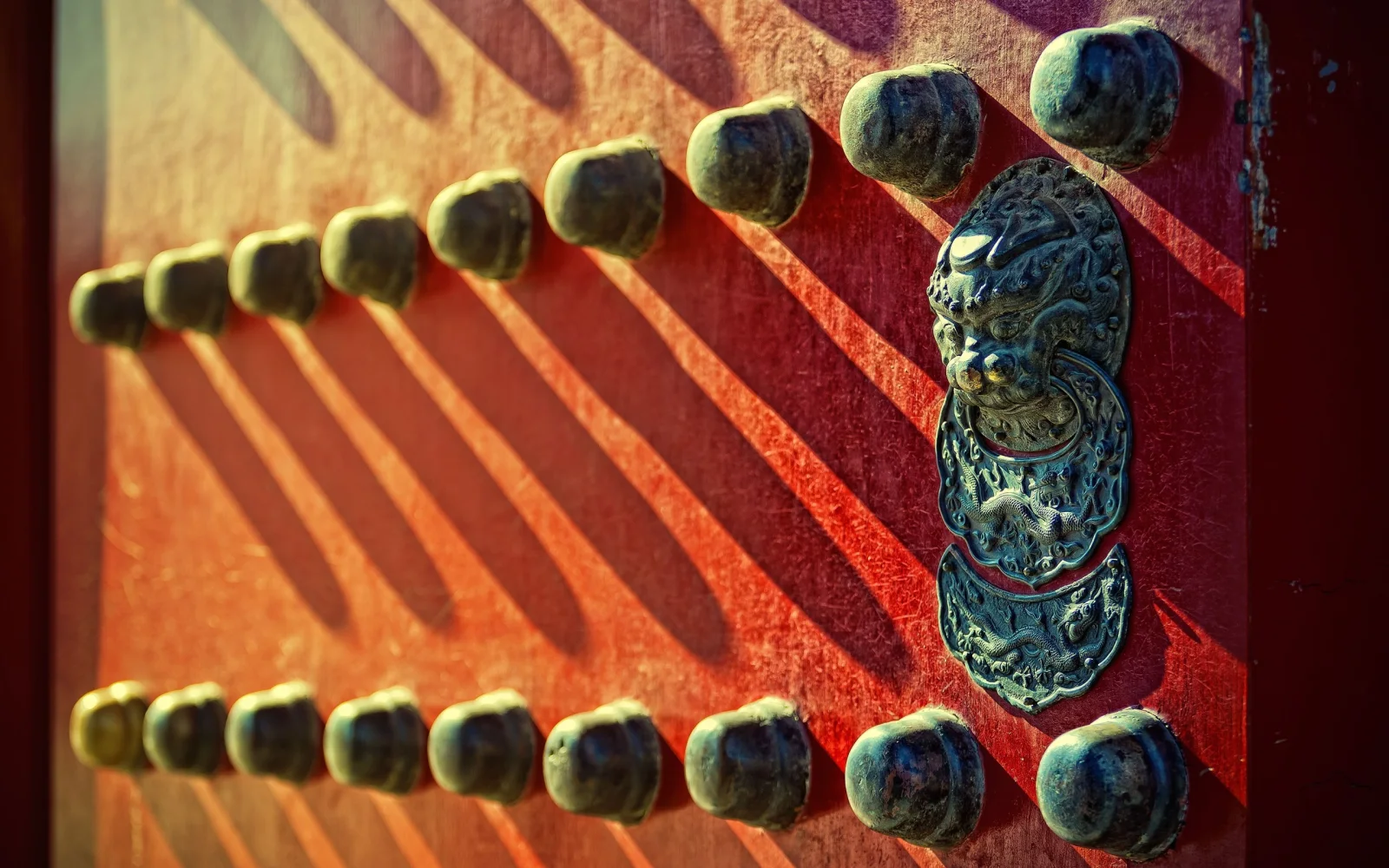 Landschaft und Sehenswürdigkeiten – Dekorationen auf Türen in China