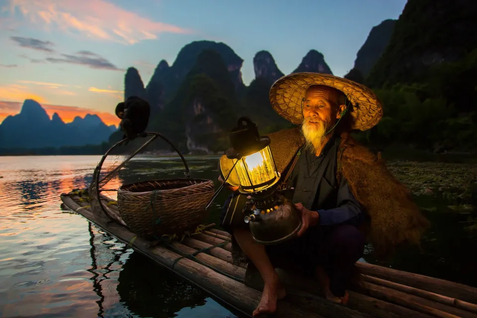 Landschaft und Sehenswürdigkeiten – Fischer und auf Angeln in China