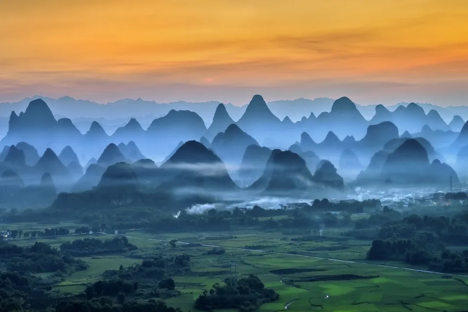 Nebliges Morgen zwischen Hügel in China
