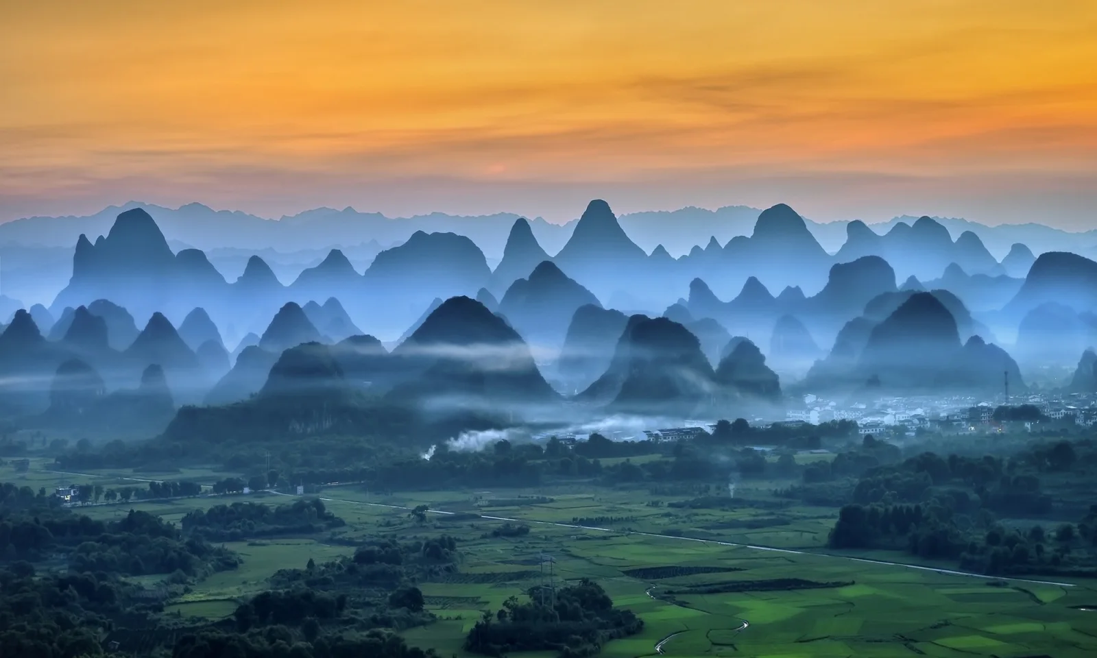 Nebliges Morgen zwischen Hügel in China