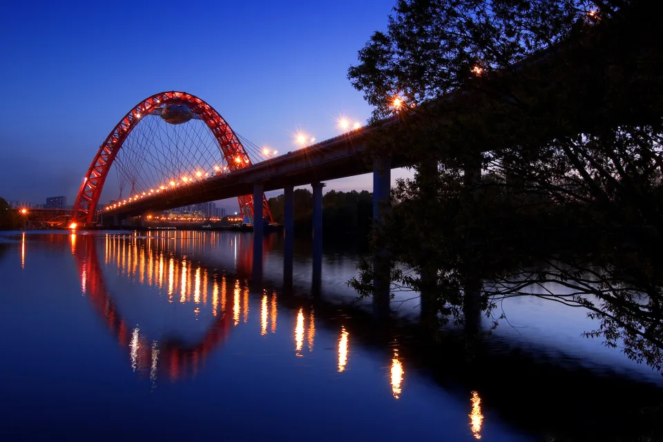 Außergewöhnliche Brücke in Moskau