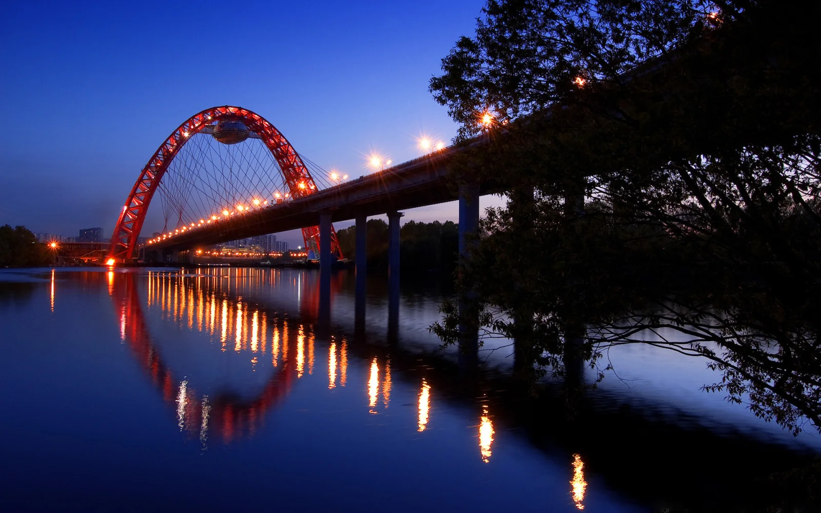 Außergewöhnliche Brücke in Moskau