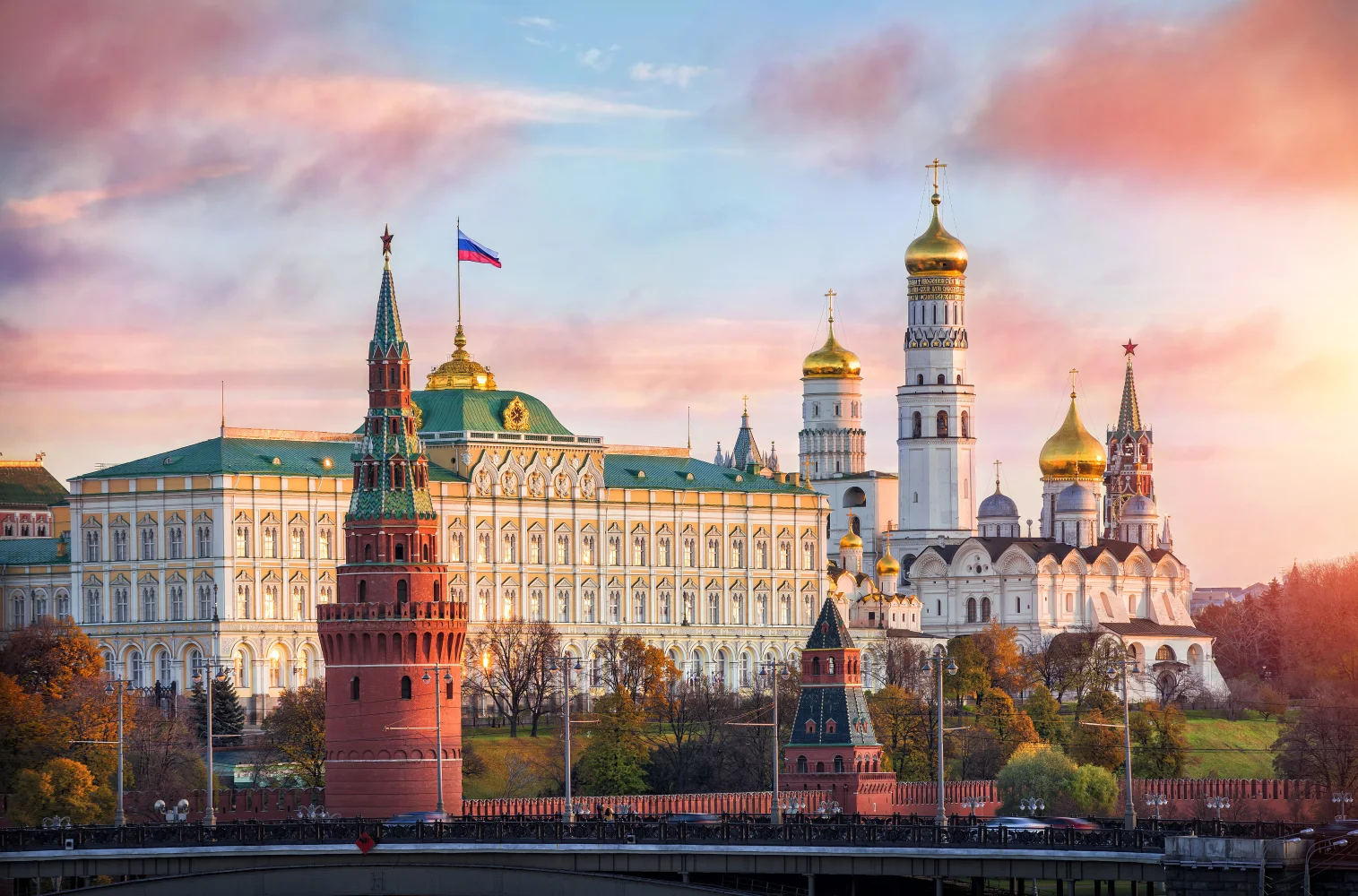 Blick auf Moskauer Kreml und Christ Erlöser Kathedrale bei Sonnenaufgang, Russland