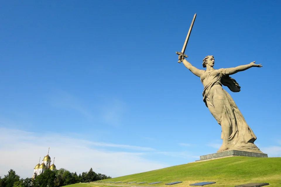 Denkmal Mutterland Mutter unter hellblauem Himmel Wolgograd. Russland
