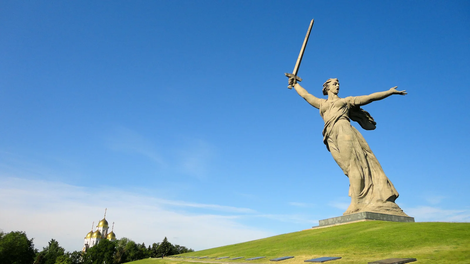 Denkmal Mutterland Mutter unter hellblauem Himmel Wolgograd. Russland