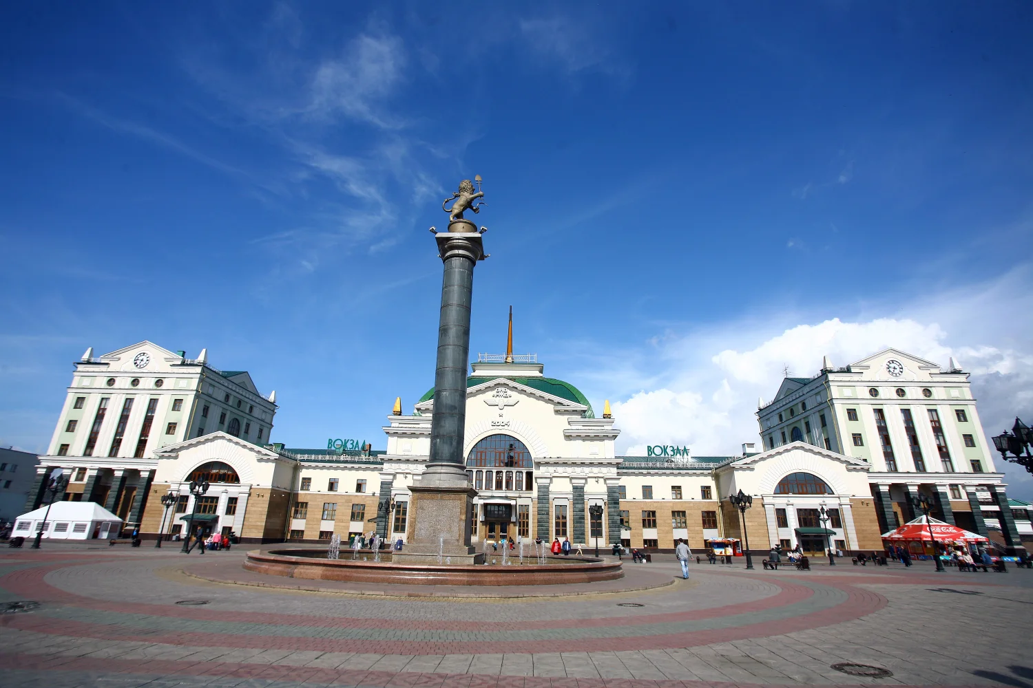 Denkmal bei Gebäude unter schönem hellblauem Himmel Russland