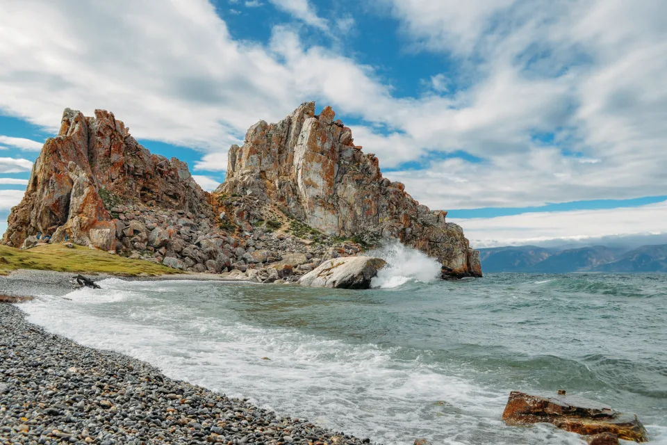 Felsen unter hellblauem Himmel auf der Insel, Russland