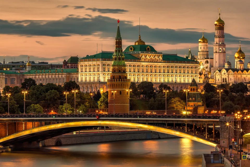 Großer steiniger Brücke durch Moskau Fluss, Russland
