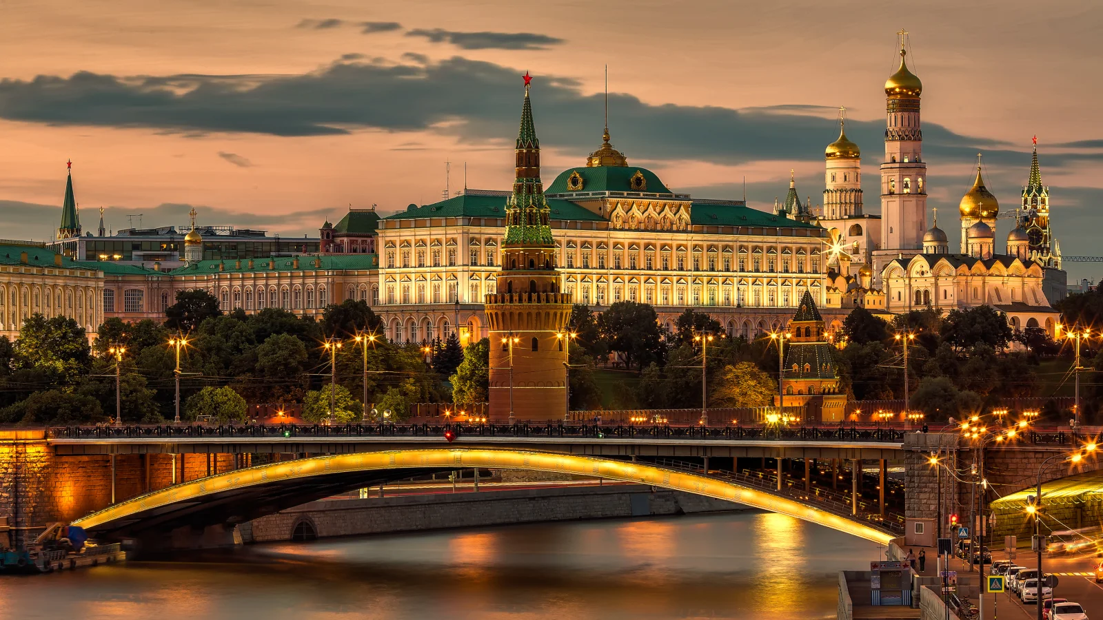Großer steiniger Brücke durch Moskau Fluss, Russland