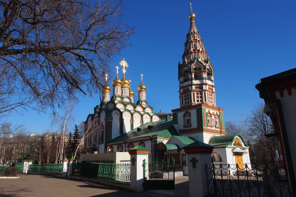 Historische Kirche Nikolaus unter hellblauem Himmel, Moskau. Russland