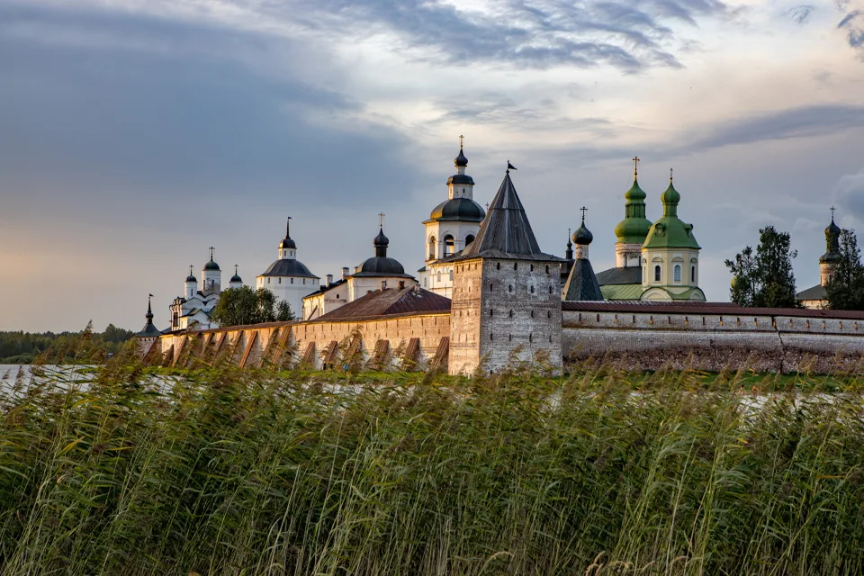 Kloster am Fluss, Russland
