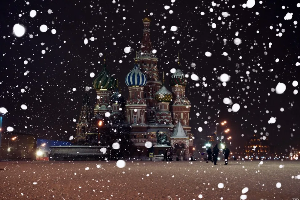 Kreml unter Schnee in Moskau