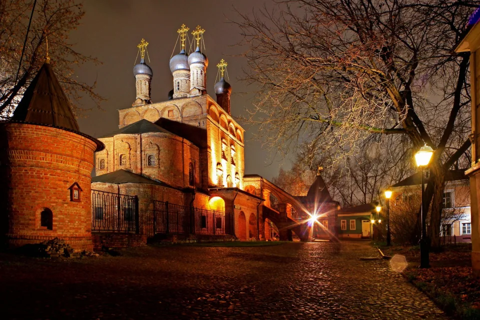 Landschaft und Sehenswürdigkeiten – Antiker Kloster auf Russland
