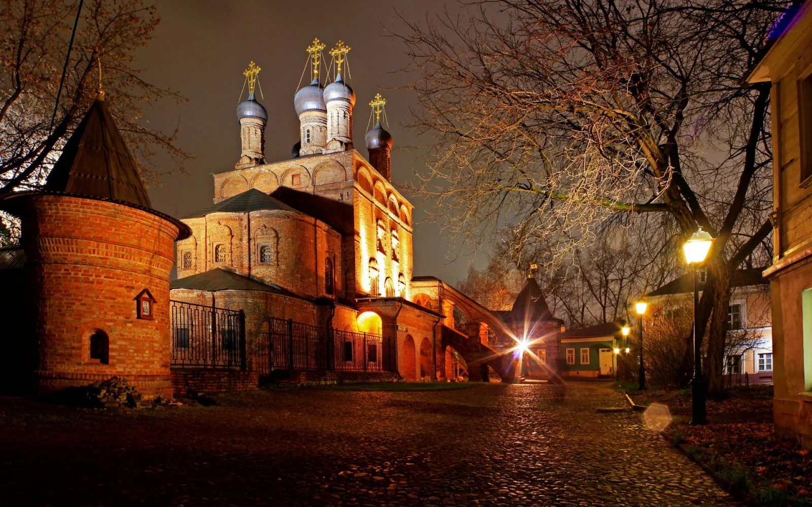 Landschaft und Sehenswürdigkeiten – Antiker Kloster auf Russland