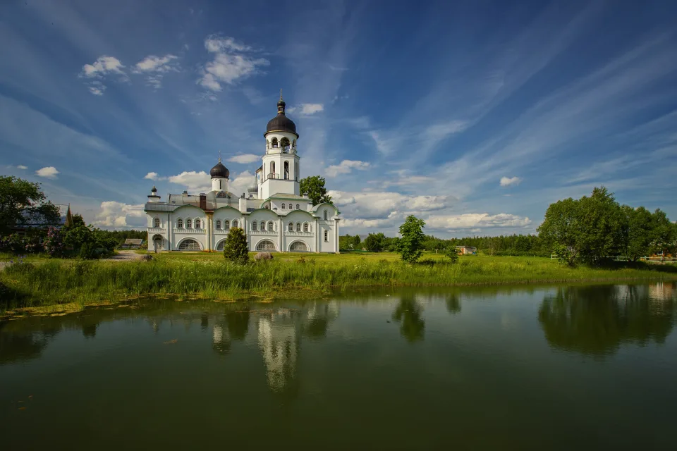 Landschaft und Sehenswürdigkeiten – Kloster am Wasser, Russland