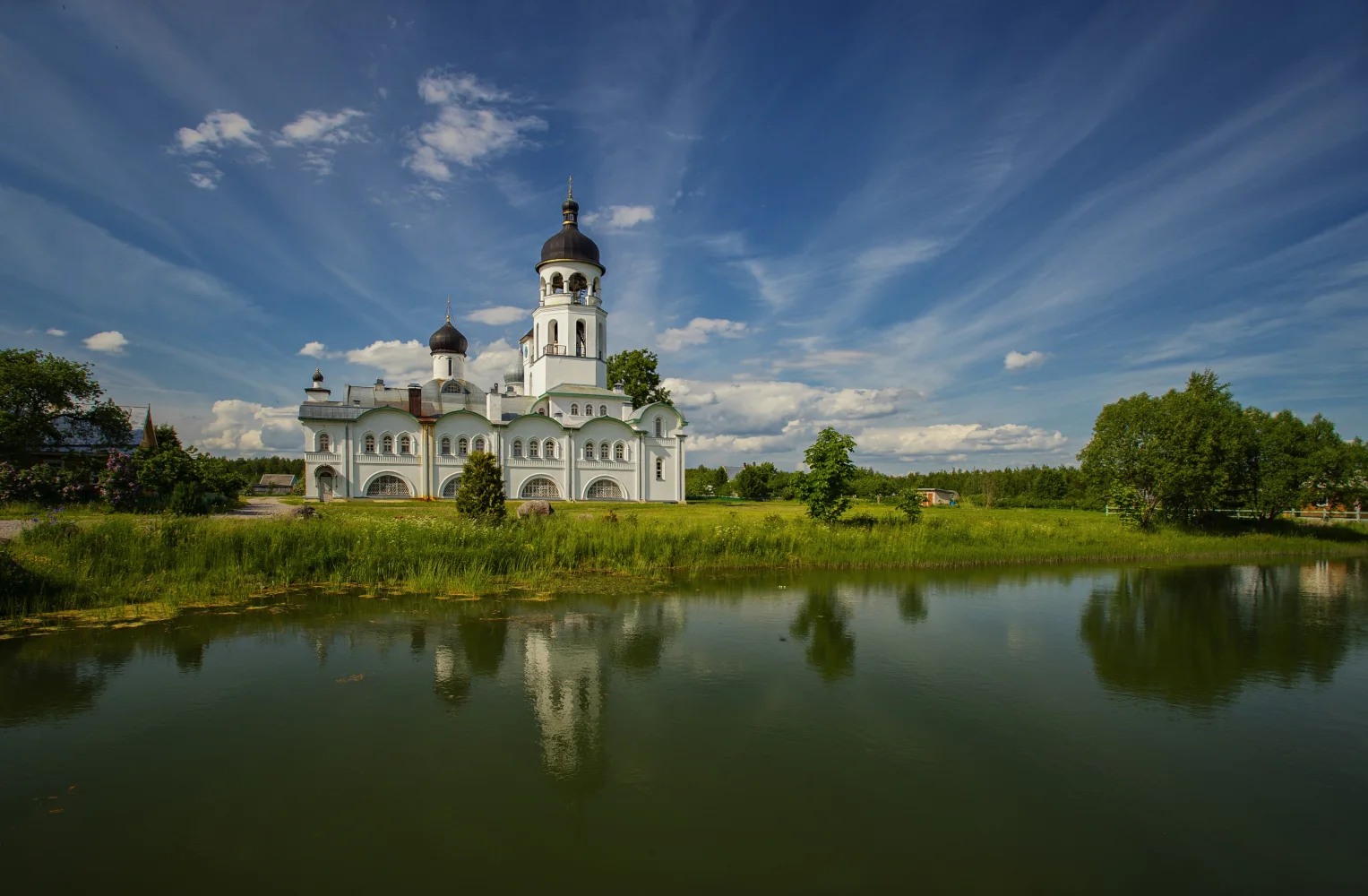Landschaft und Sehenswürdigkeiten – Kloster am Wasser, Russland