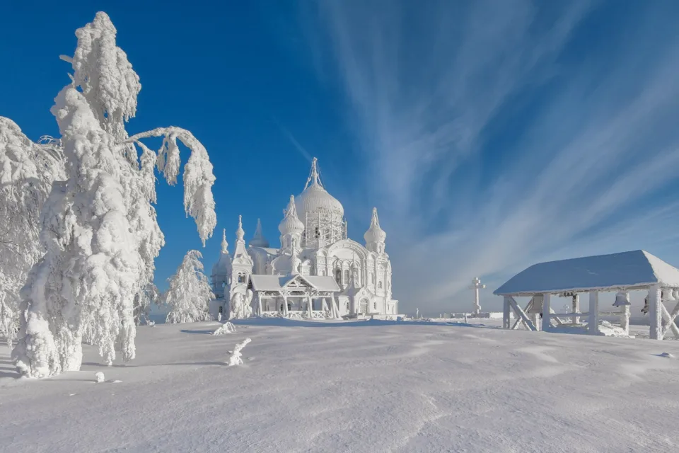 Landschaft und Sehenswürdigkeiten – Kloster auf Ural