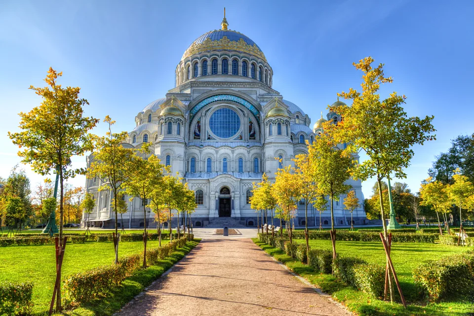 Meeres Nikolai Kathedrale vor hellblauem Himmel Sankt Sankt Petersburg. Russland