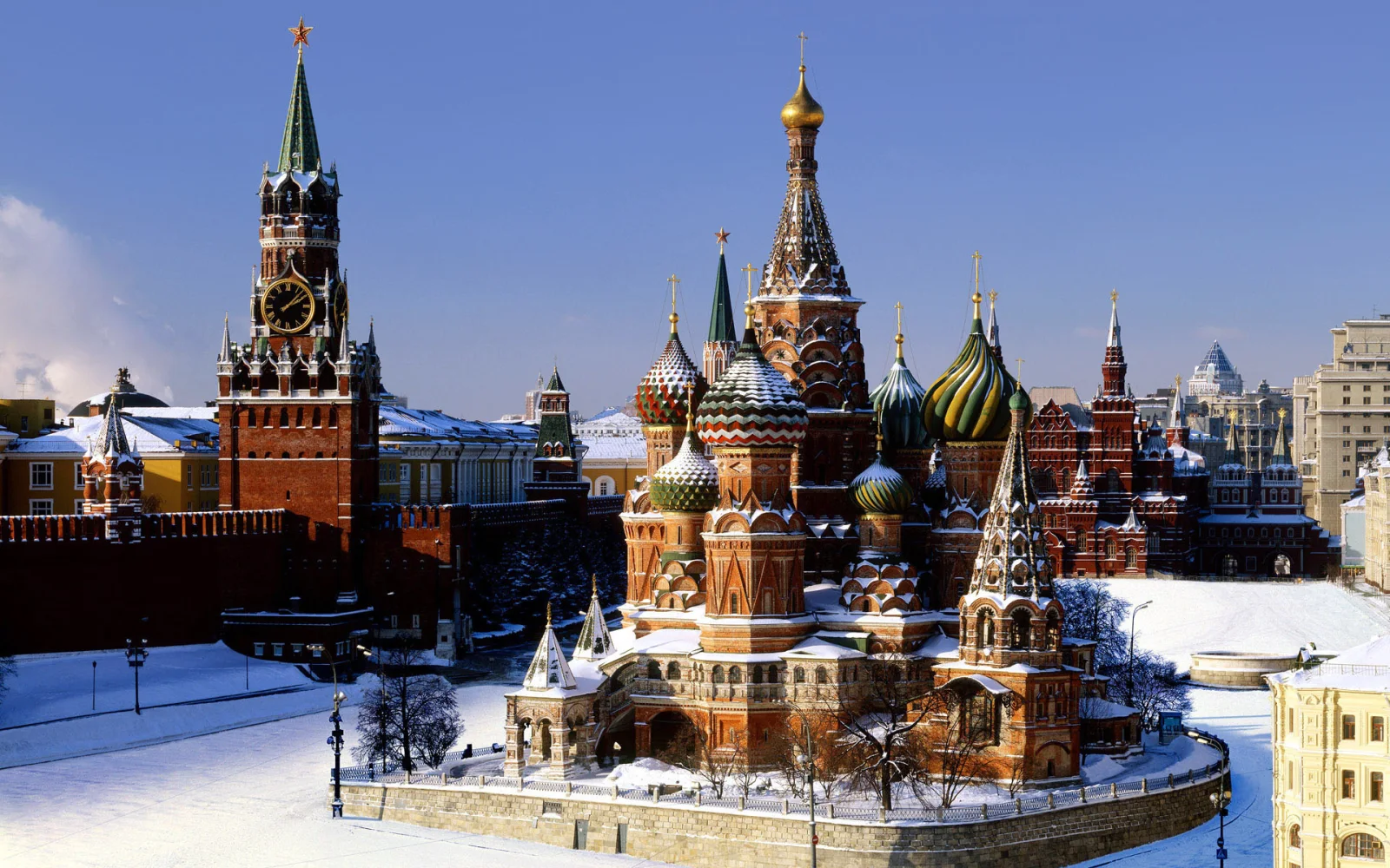 Moskauer Kreml unter Schnee