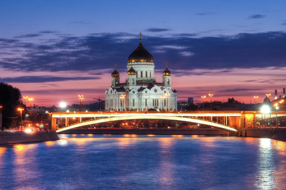 Nacht Brücke am Fluss vor dem Hintergrund Tempel, Moskau. Russland