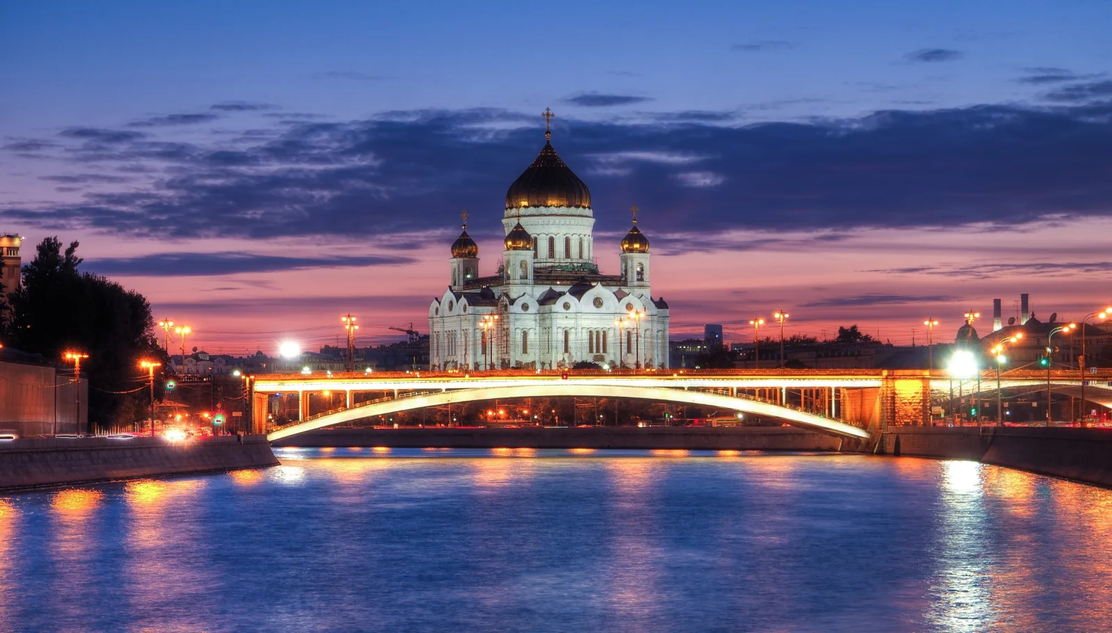 Nacht Brücke am Fluss vor dem Hintergrund Tempel, Moskau. Russland
