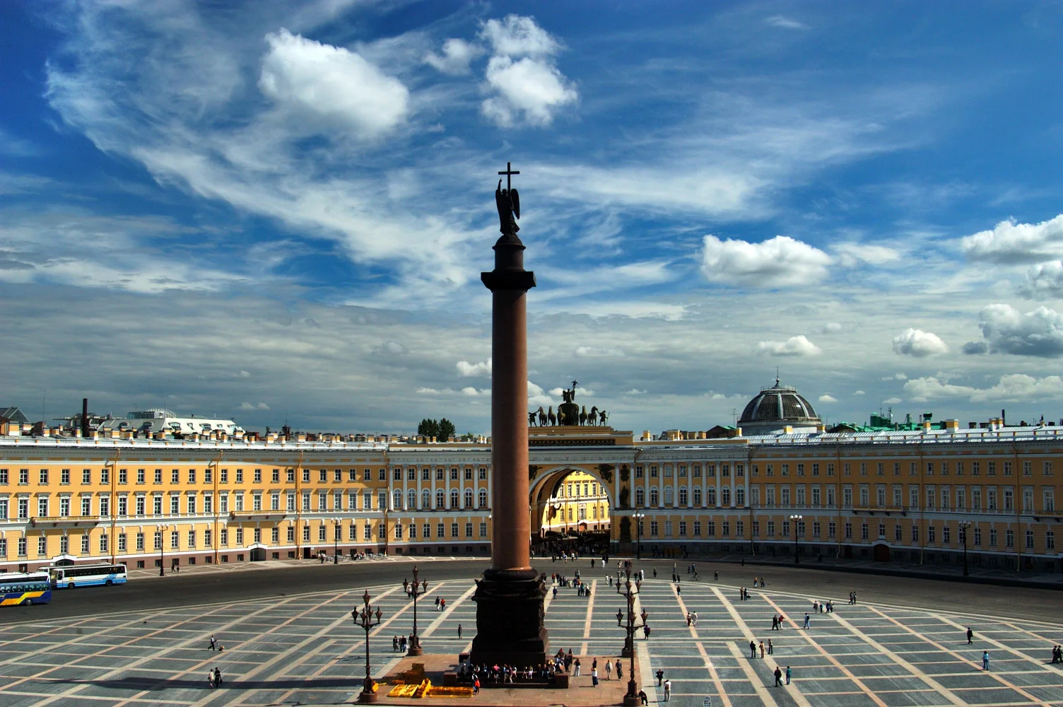 Platz unter hellblauem Himmel, Sankt Petersburg. Russland