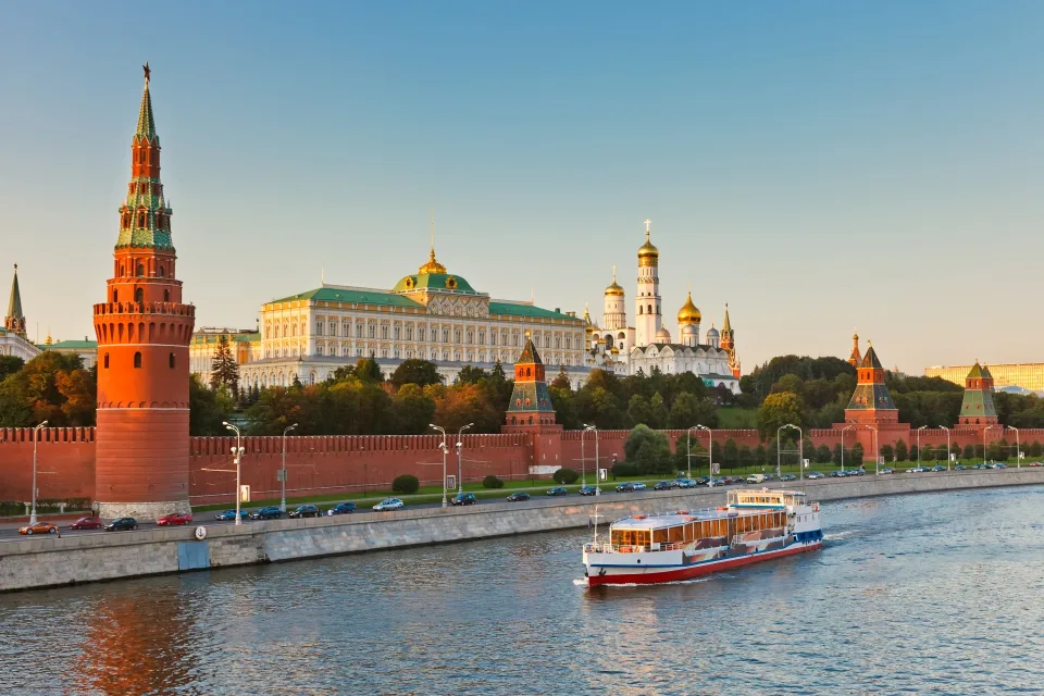 Schöner Blick auf Uferpromenade, Moskau Russland